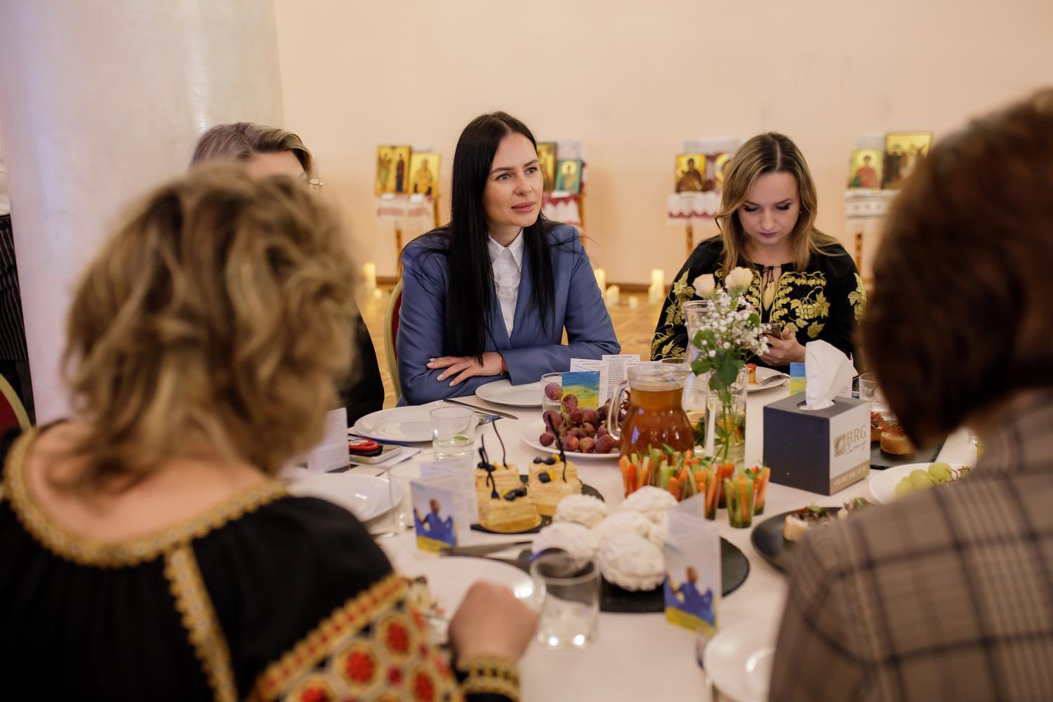 Духовна єдність заради Перемоги: у Хмельницькому відбувся перший обласний жіночий молитовний сніданок