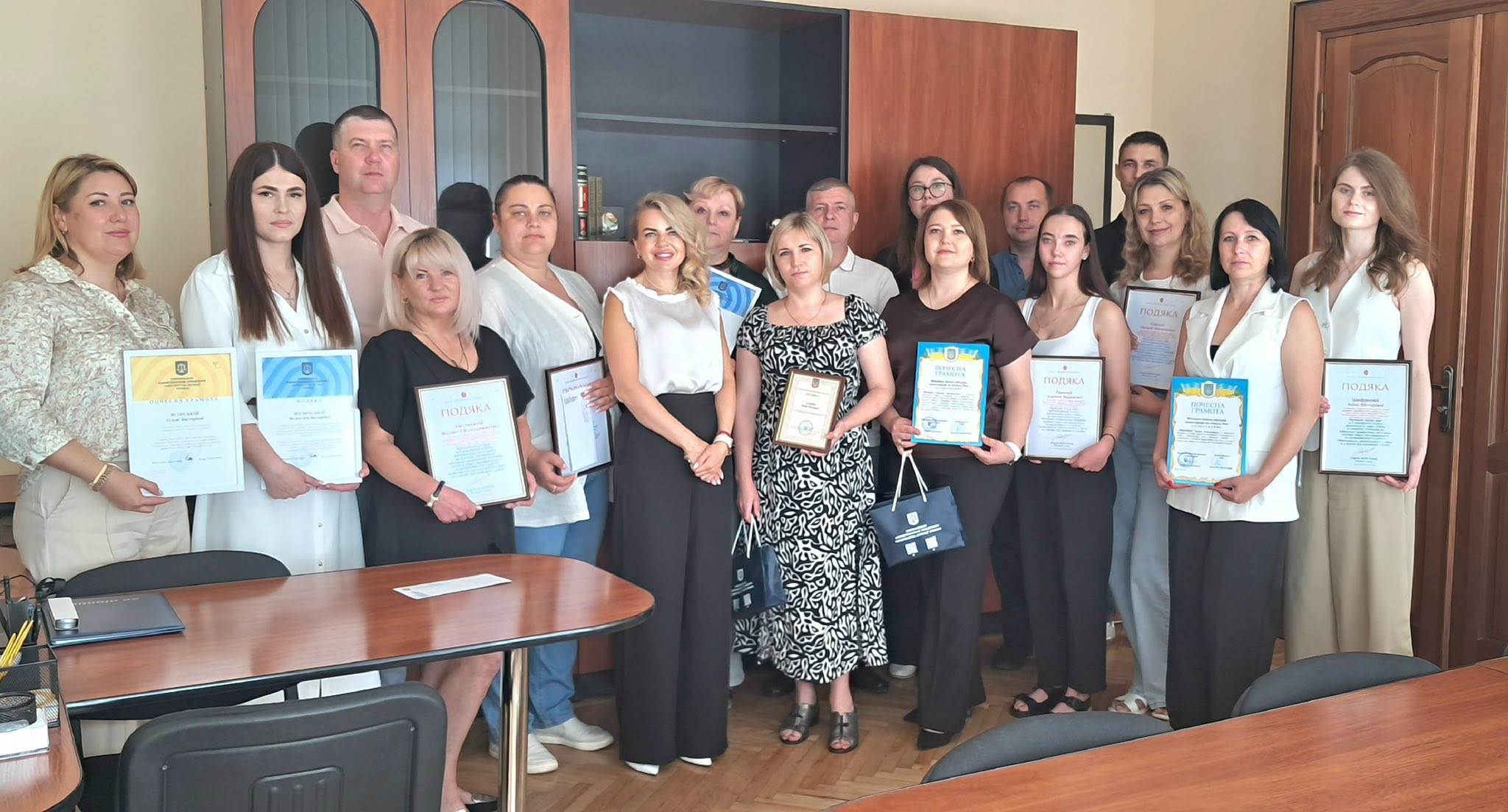 У Вінниці відзначили працівників Хмельницької юстиціі, які своєю професійною діяльністю забезпечують реалізацію державної правової політики та якісне надання послуг громадянам.